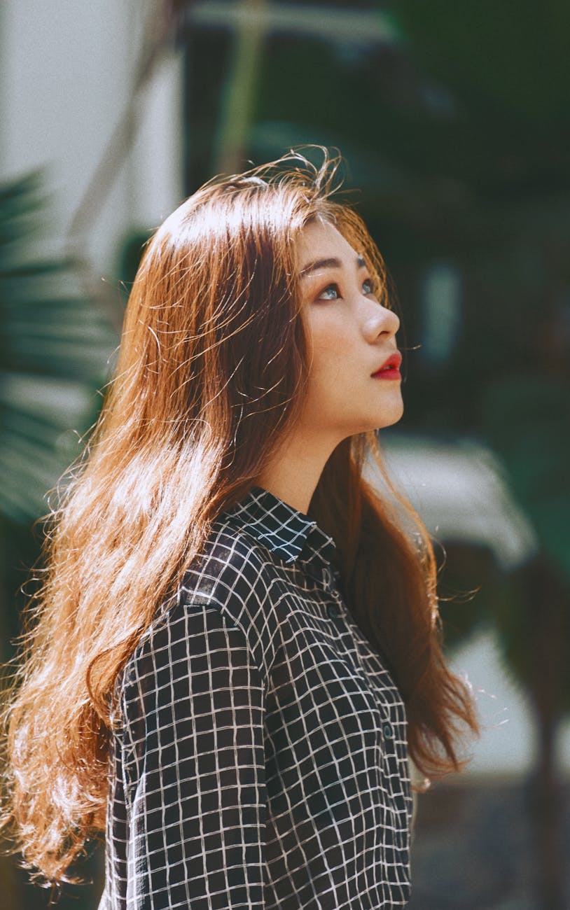 woman wearing black and white sport shirt