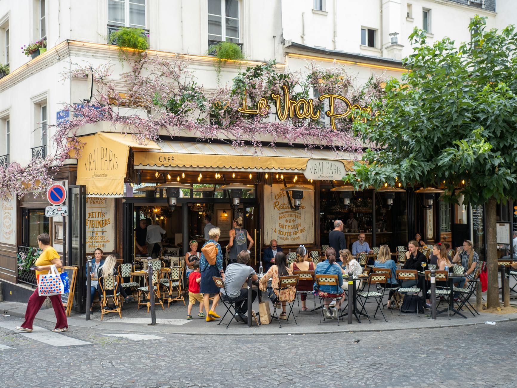 charming parisian bistro le vrai paris with diners