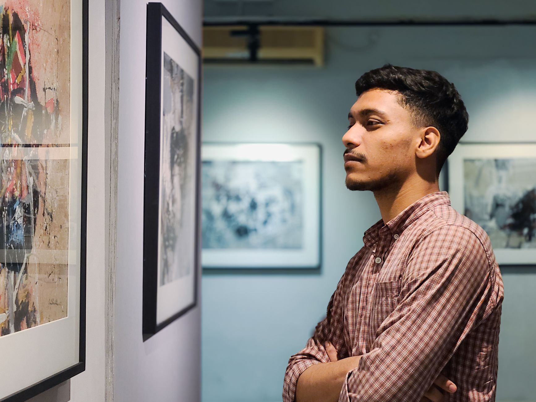man appreciating art in a modern gallery