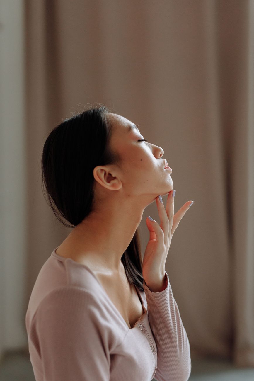 selective focus of a woman touching her chin
