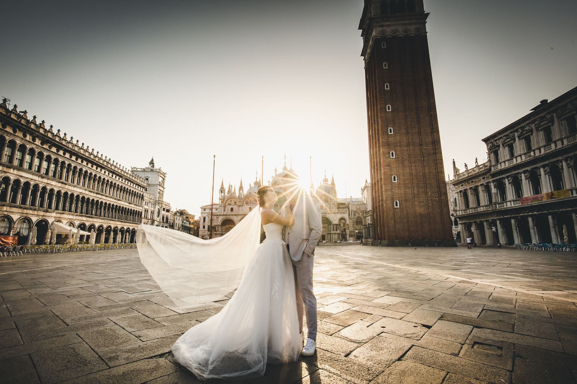 romantic wedding photoshoot at piazza san marco